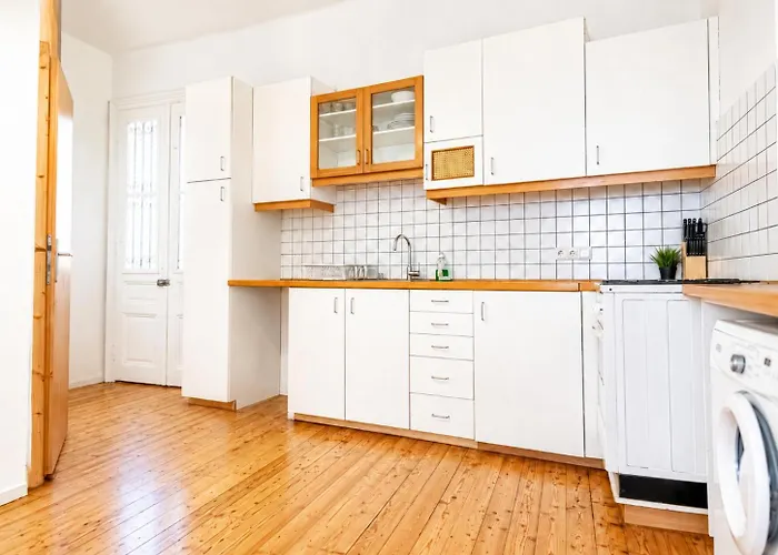 Affordable Near Wiener Stadthalle *